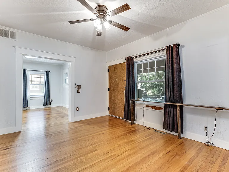 122 S Belmont Ave — Photo 11