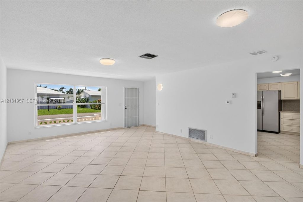 341 NW 25th Ct, photo 4