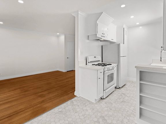 5th image of 1219 Barry Ave APT 8