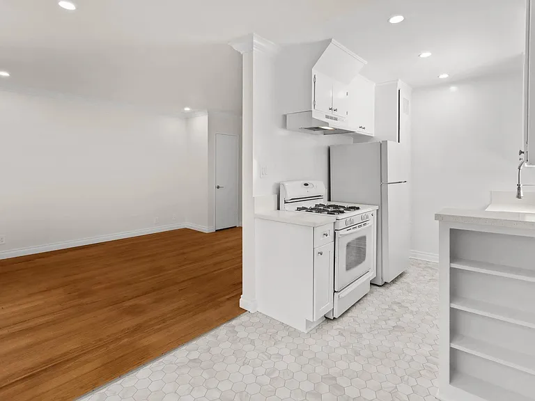 1219 Barry Ave #8 — Photo 5