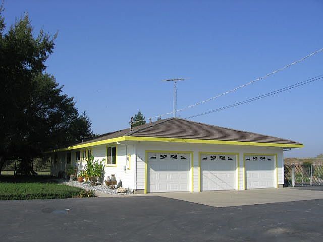 Tile roof, large living areas, 3-car garage!