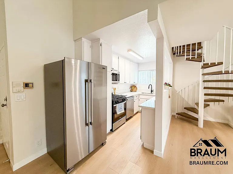 4404 Stern Ave — Photo 7