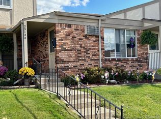 25124 Franklin Ter #7, South Lyon, MI