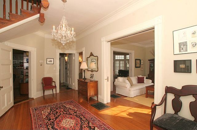 2nd image of 130 Brattle St