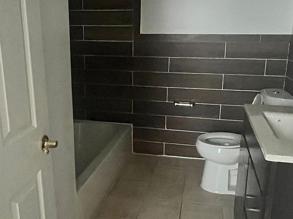 3rd image of 2655 Kensington Ave #3