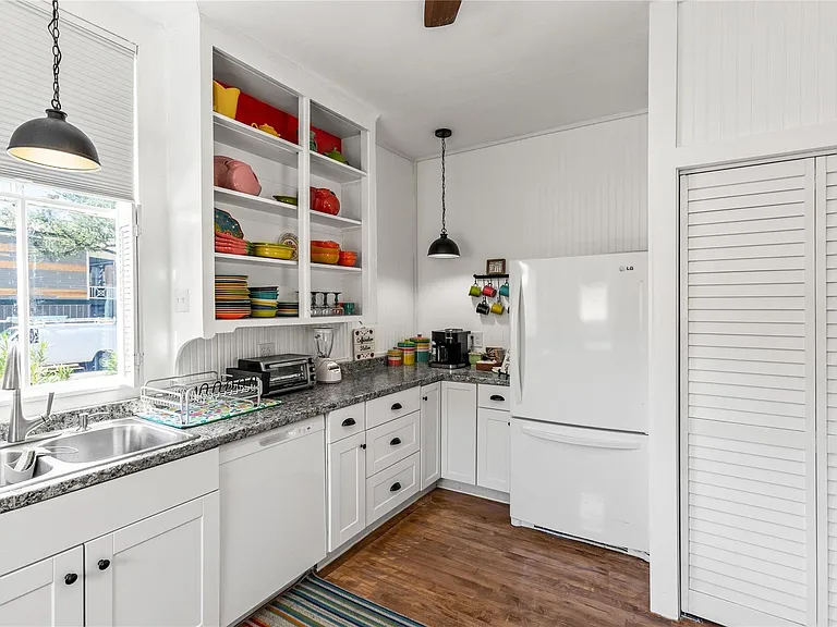 2927 Bernardo De Galvez Ave — Photo 10