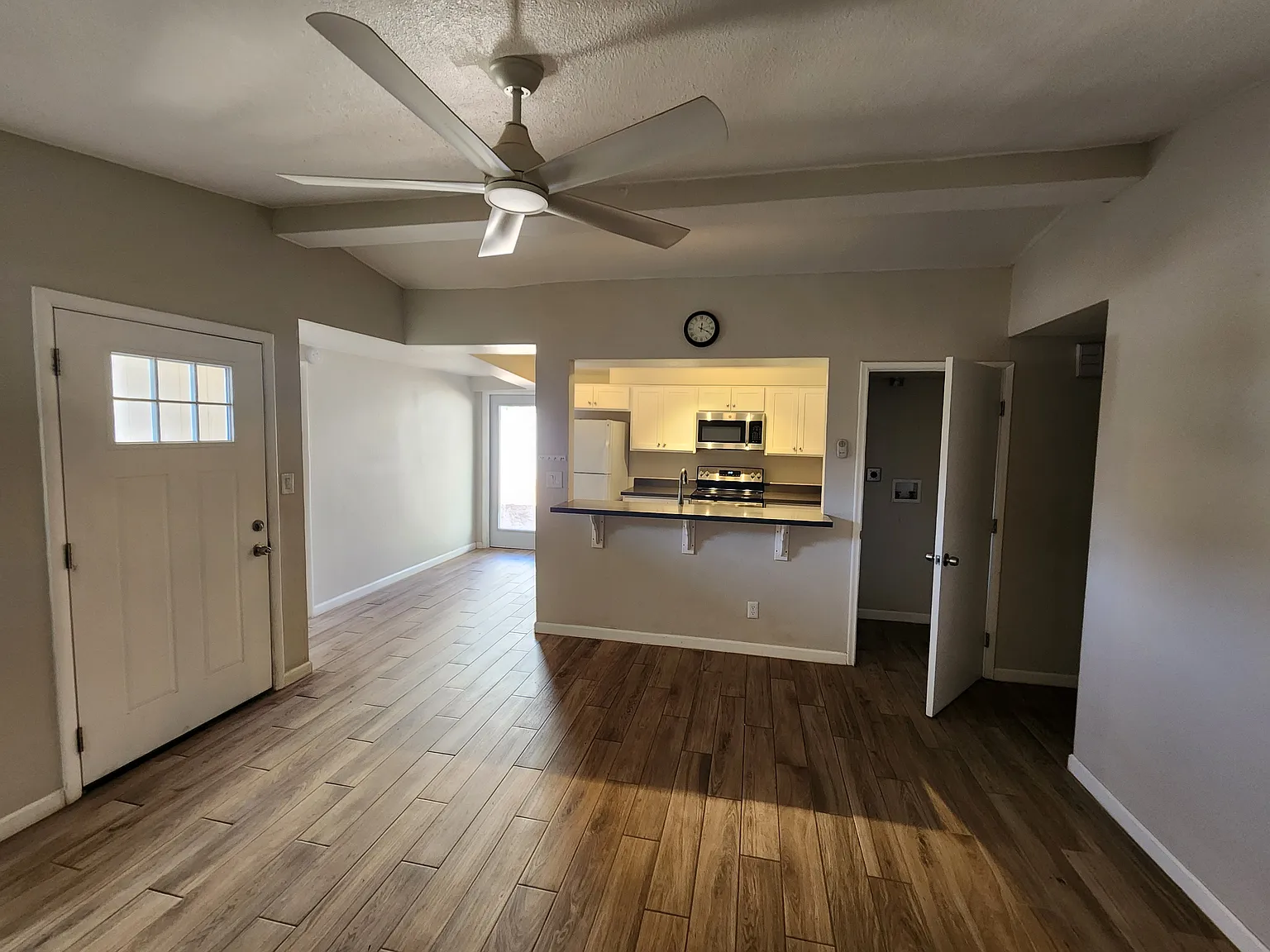 3 bed, 845 sqft, $1,895 — Photo 4