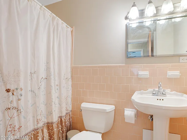 100 Maple Dr — Photo 6