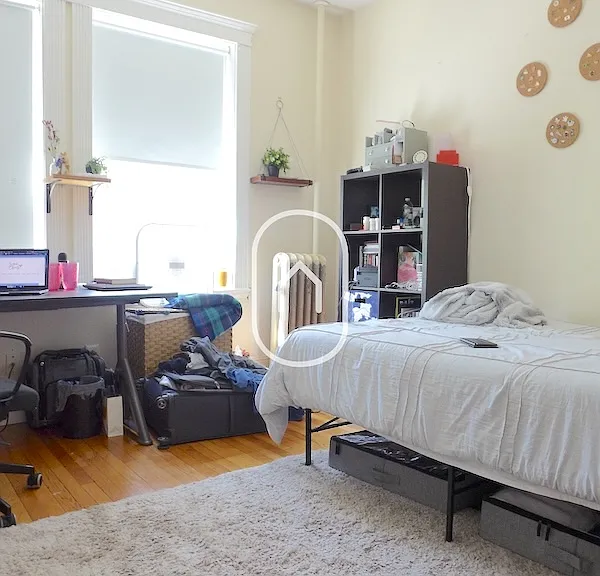 164 Strathmore Rd — Photo 4