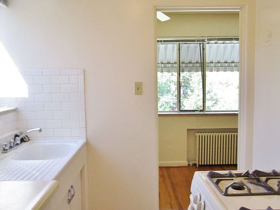 5th image of 680 N Pearl St APT 6