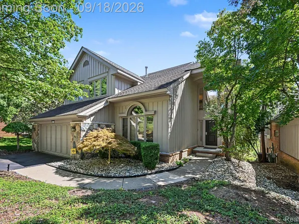 4807 Mirror Lake Dr, West Bloomfield, MI 48323