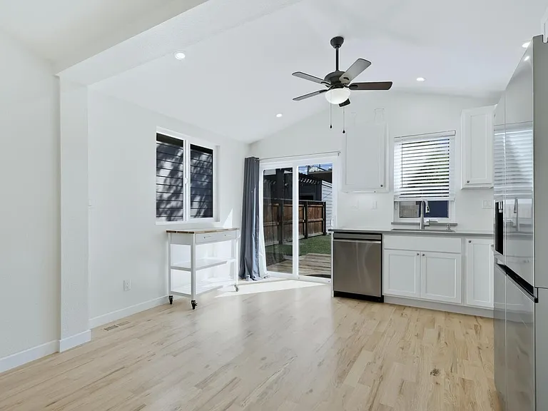2446 Tremont Pl — Photo 4