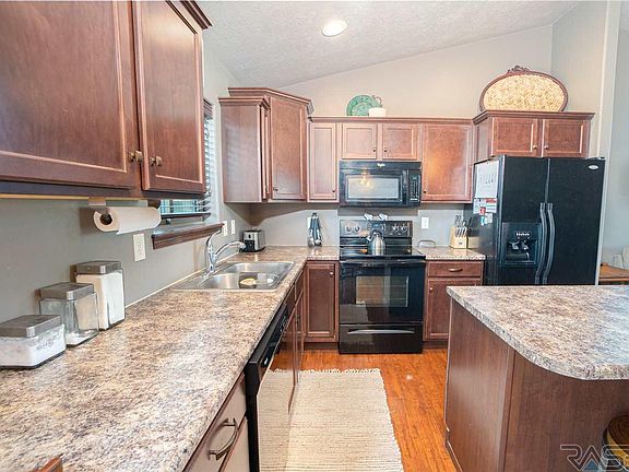 5th image of 400 Adrianna Ave