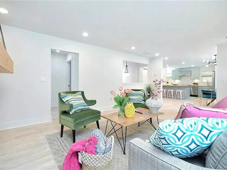 220 Napoleon Dr SW — Photo 4