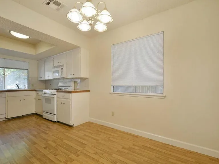 9410 E Meadow Vale — Photo 11