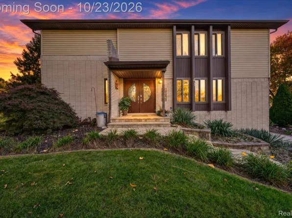 41 Hurondale Dr, White Lake, MI 48386