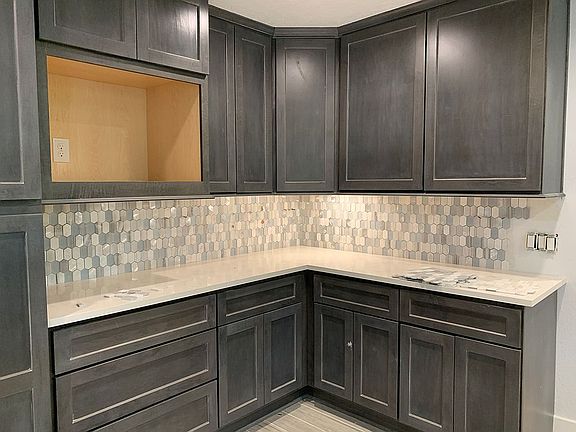 5th image of 619 Borden St