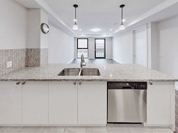 4th image of 118 King St E #520