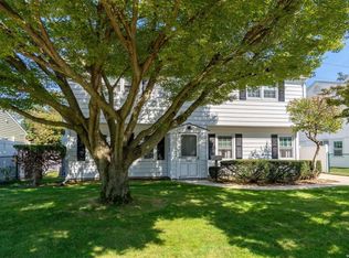 105 Hickory Ln, Levittown, NY 11756