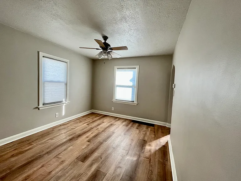223 Linwood Ave NW — Photo 9