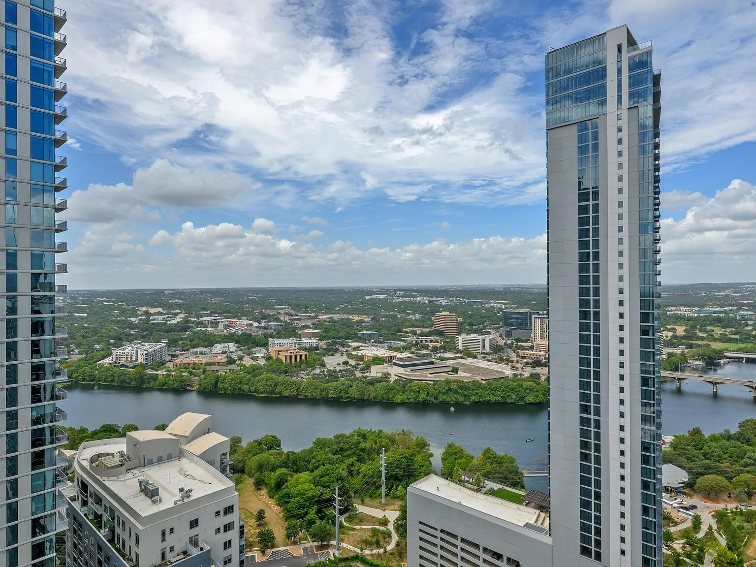 2 bed, 2.0 bath, 978 sqft, $5,400 — Photo 1