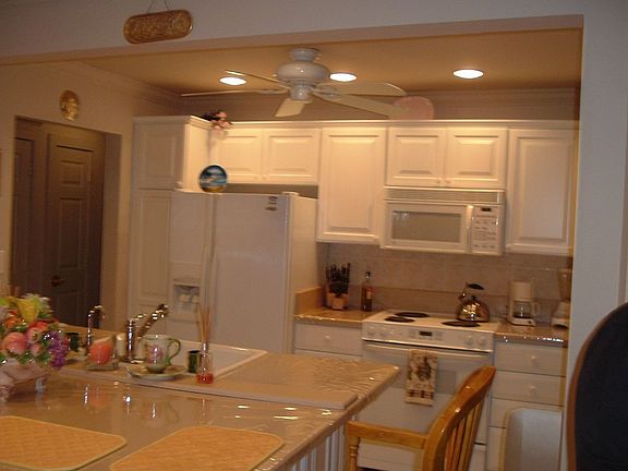 kitchen w/island