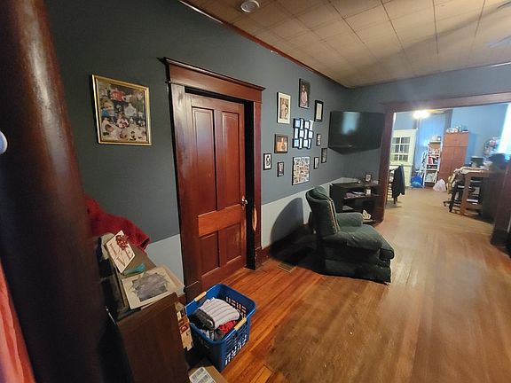 2nd image of 900 E 9th St