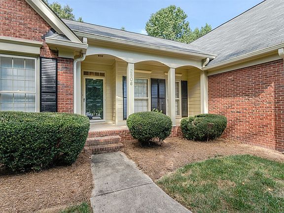 2nd image of 2806 Newport Ln