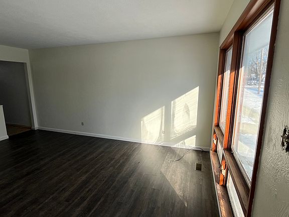 2nd image of 3-303 S Walnut St