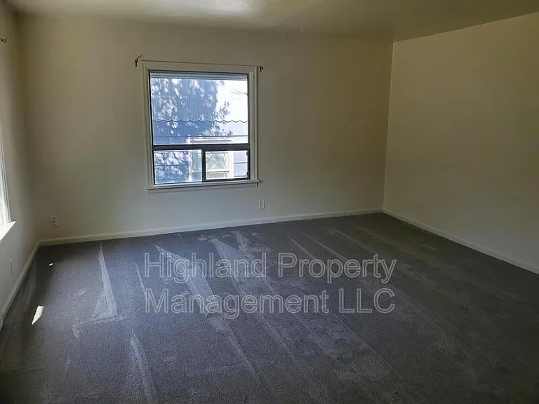 152 SE Water St #A — Photo 3