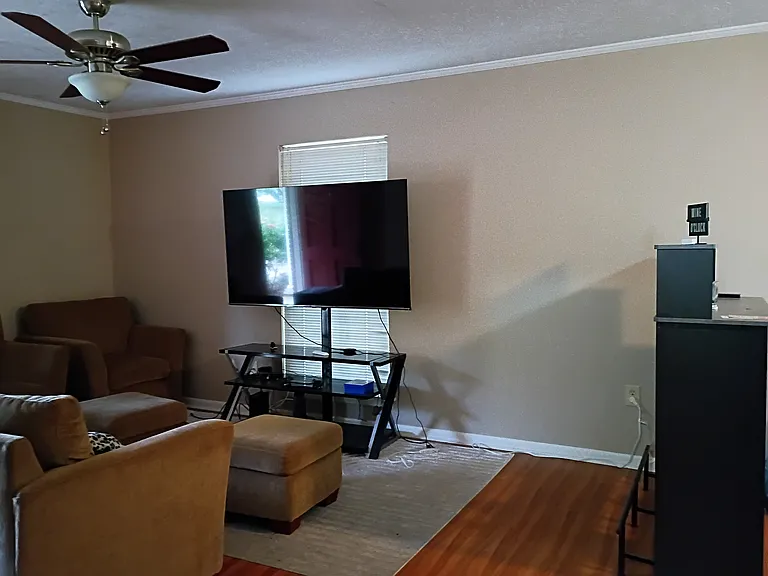 902 E Magnolia Ave — Photo 3