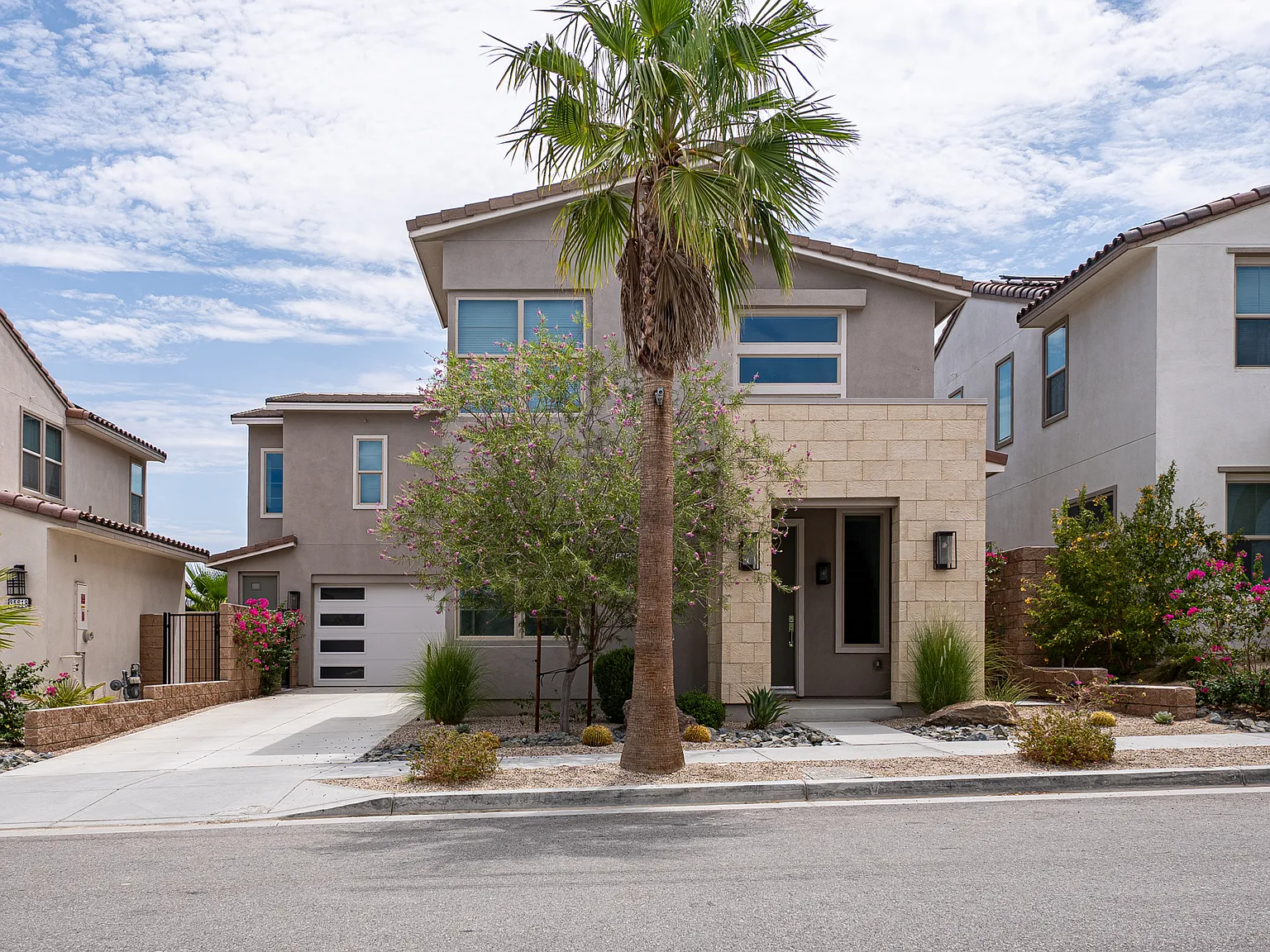 4 bed, 2343 sqft, $4,800 — Photo 2