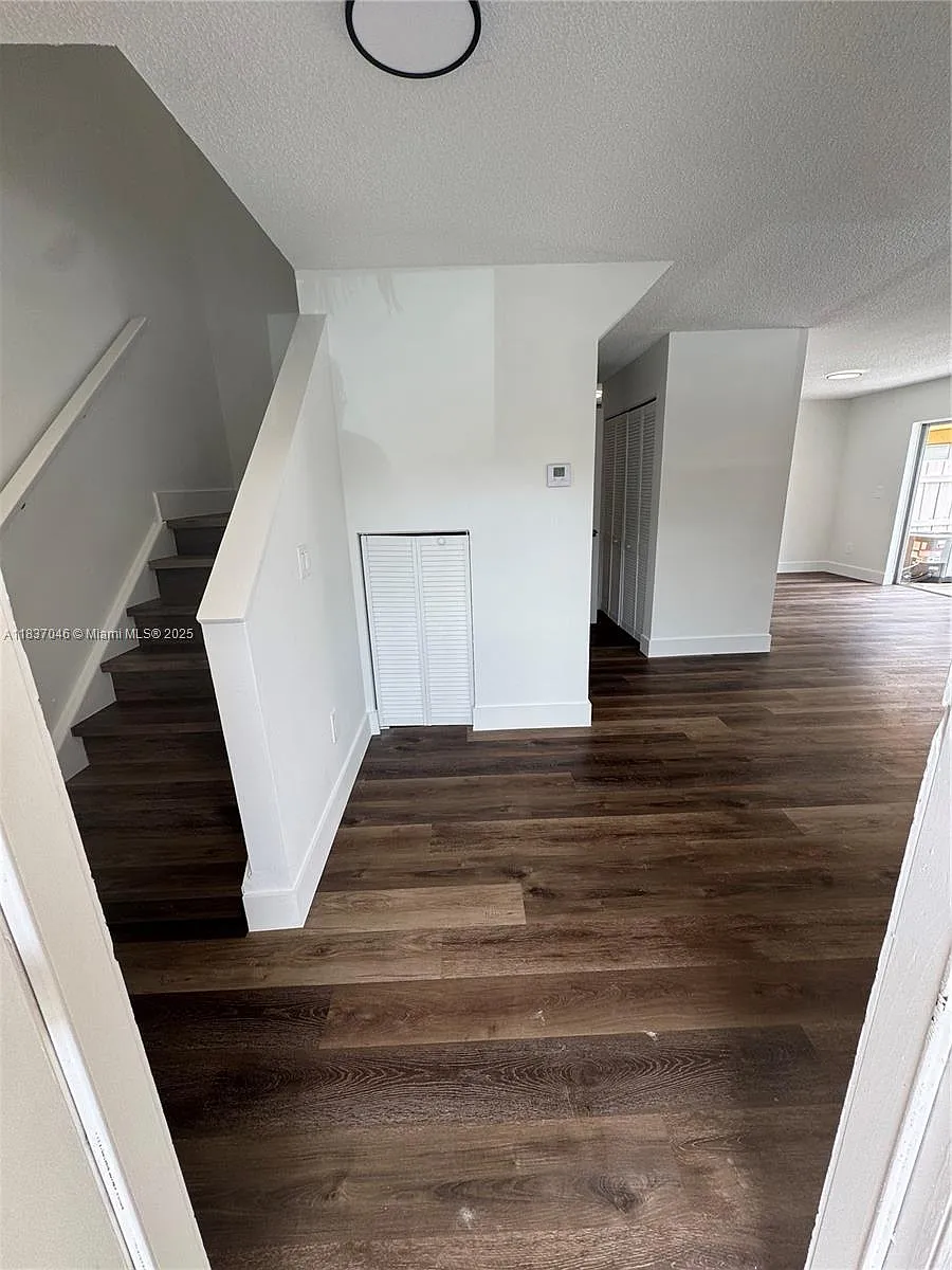 Building Photo - 157 NE 12th Ave #157
