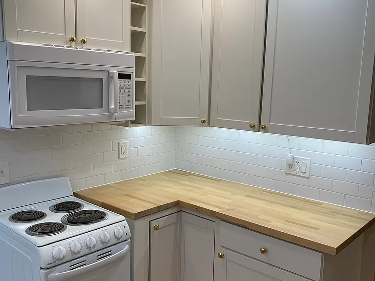 228 W Warren Ave — Photo 1
