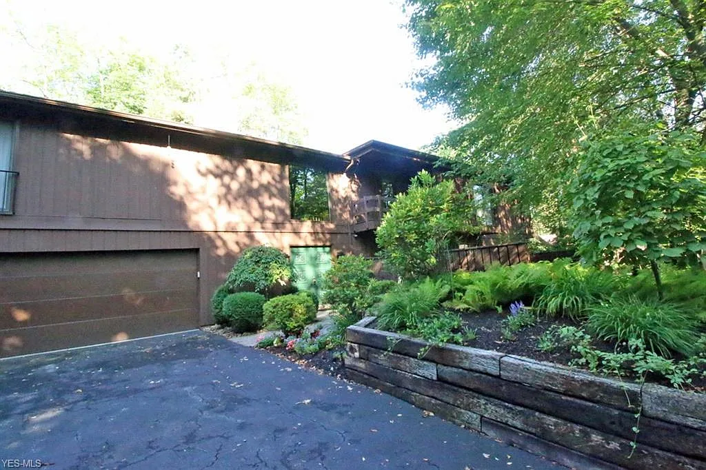 1936 Hemlock Dr photo 1
