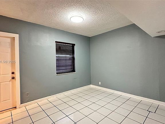 4th image of 2220 Charleston St #1