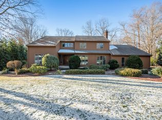 8 Summer Brook Ln, Cromwell, CT 06416