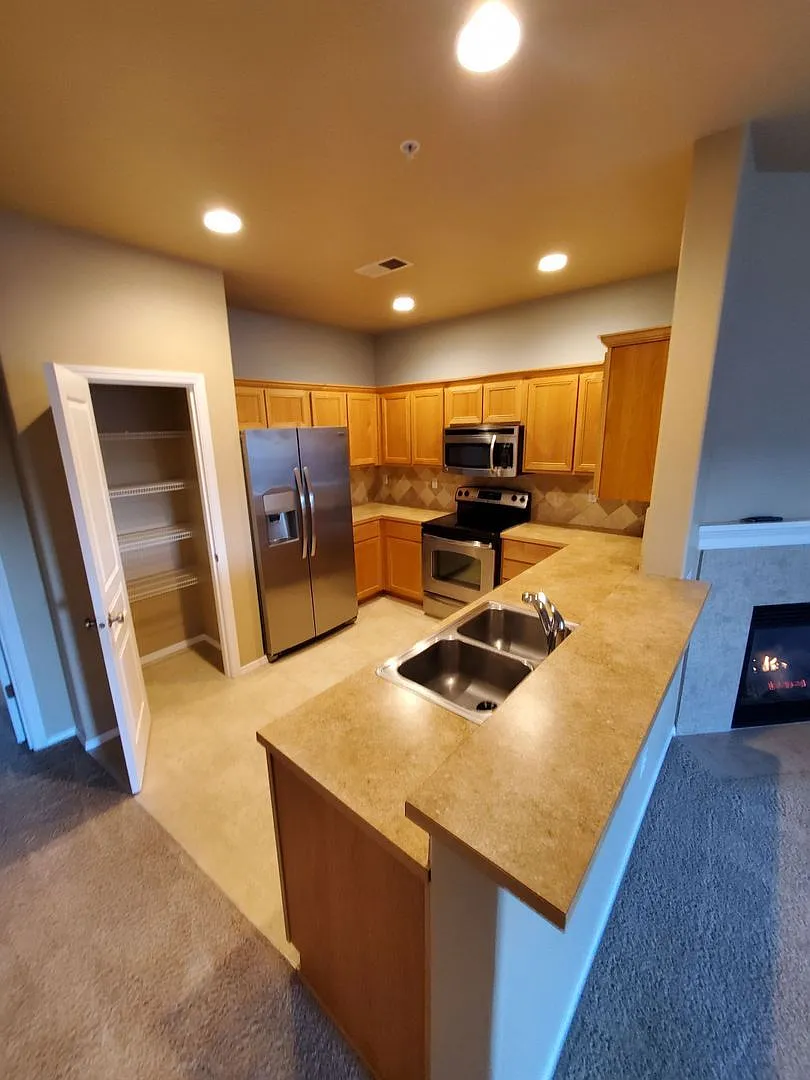 2 bed, 2.0 bath, 1474 sqft, $2,045 — Photo 3