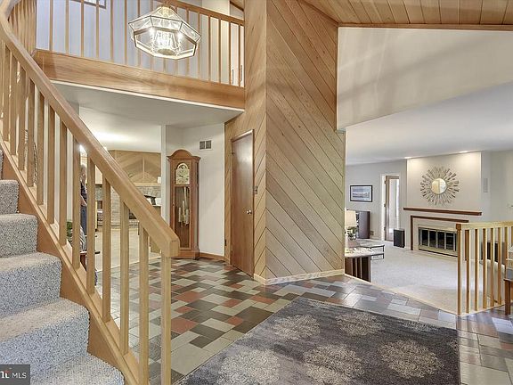 4th image of 10704 Meadowood Dr