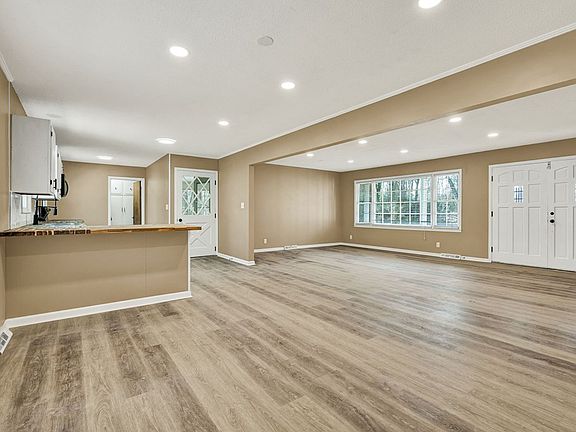 3rd image of 129 Hillwood Dr