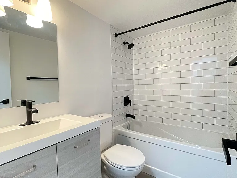 70 Paisley Blvd W — Photo 13