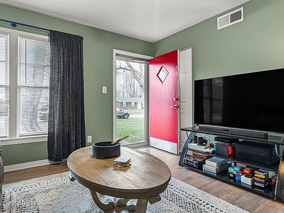 3rd image of 10915 Milwaukee Way