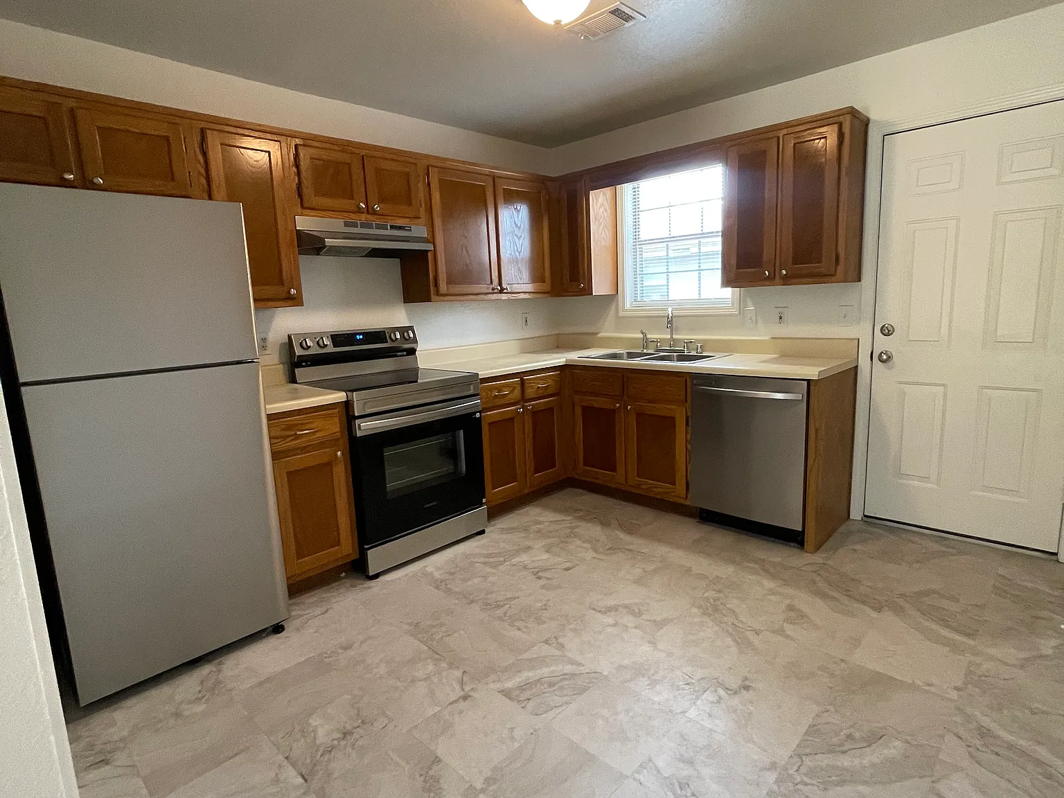 2 bed, $900 — Photo 3