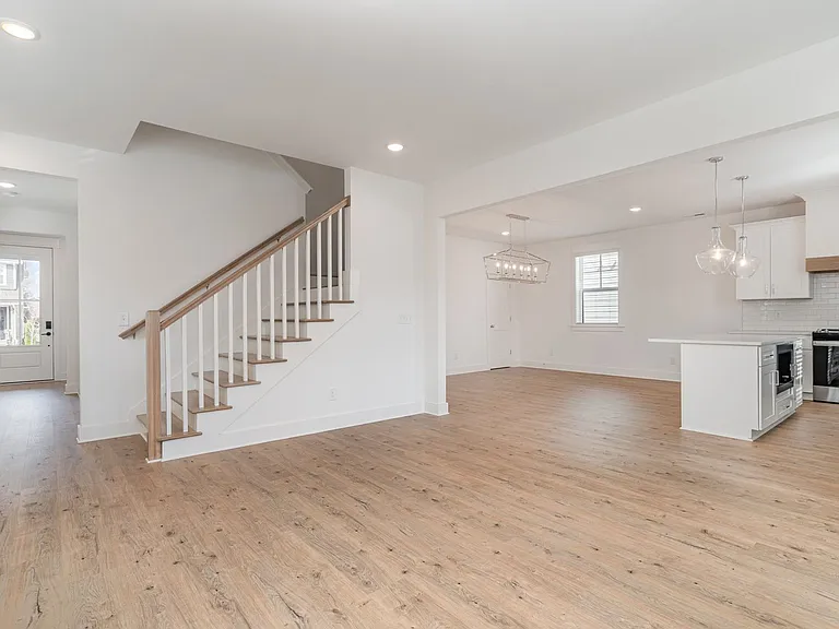 712 Caraway Ln — Photo 3