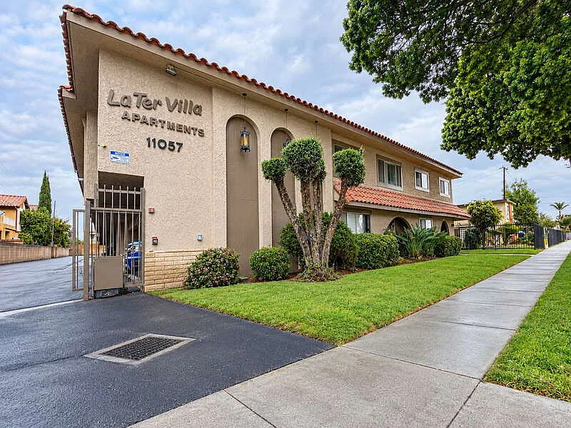 2 bed, 1.0 bath, 850 sqft, $2,100 — Photo 1