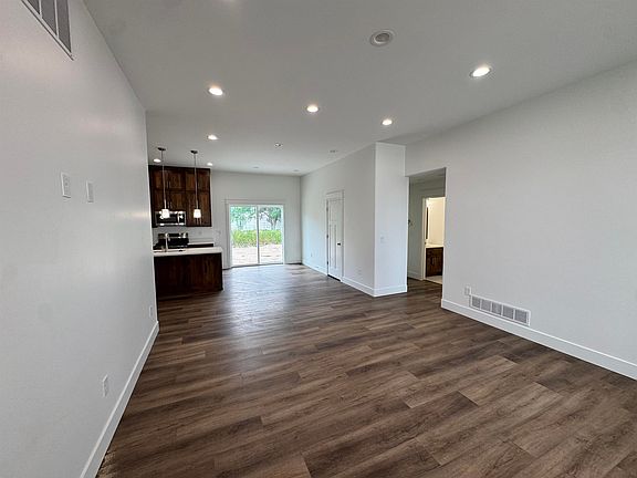 3rd image of 399 Wind River Dr