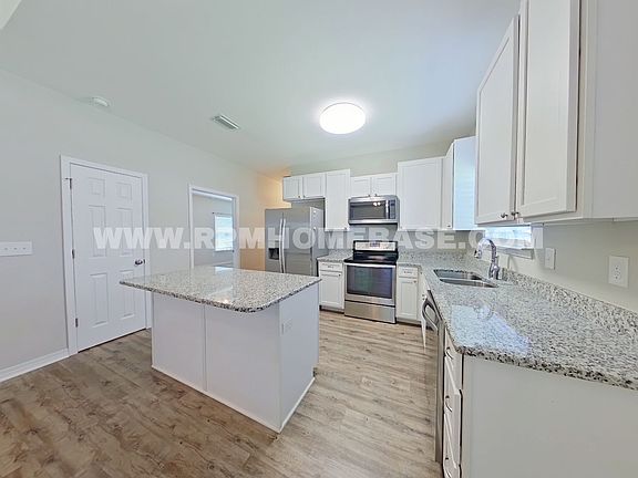 3rd image of 498 Lakeview St