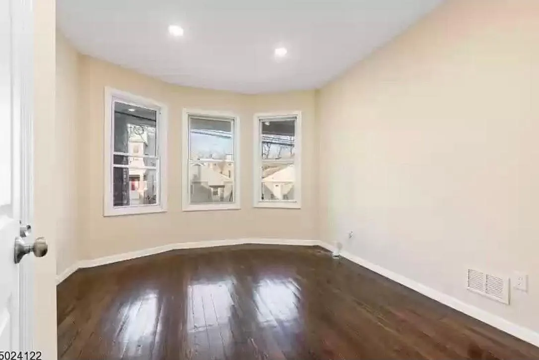55 Bidwell Ave — Photo 3