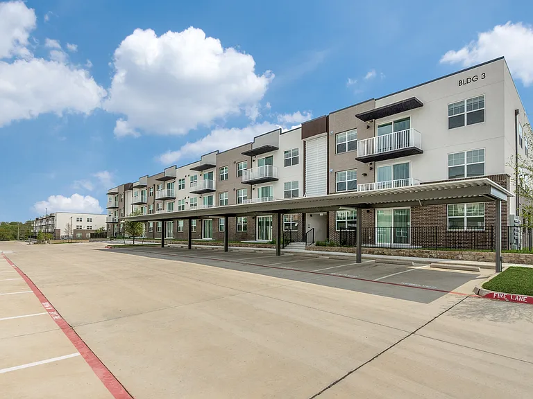 Remi West Dallas — Photo 31
