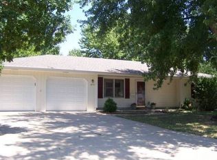 800 Gillespie Dr, Manhattan, KS 66502